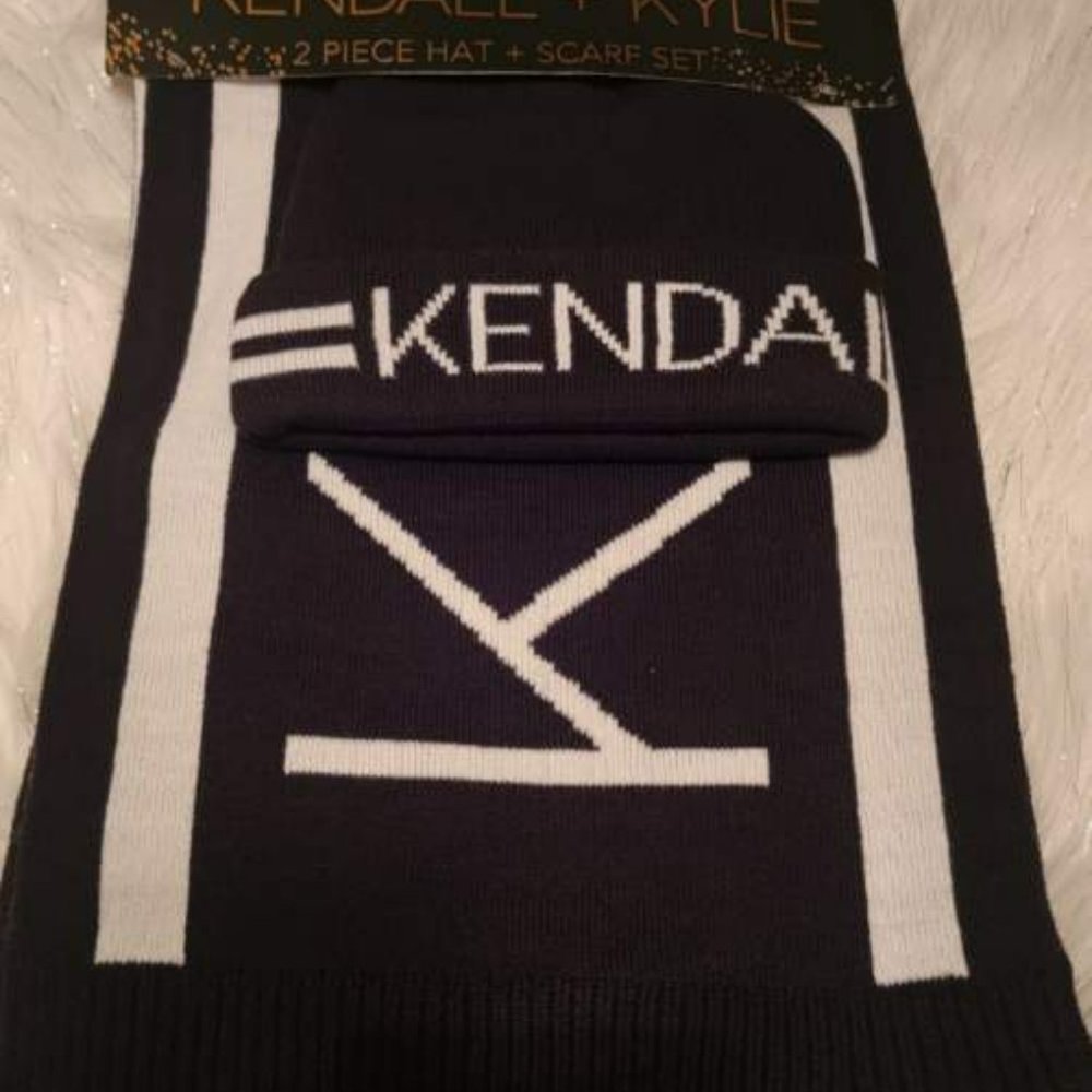Kendall & Kylie Scarf & Hat Set - Picture 2 of 4